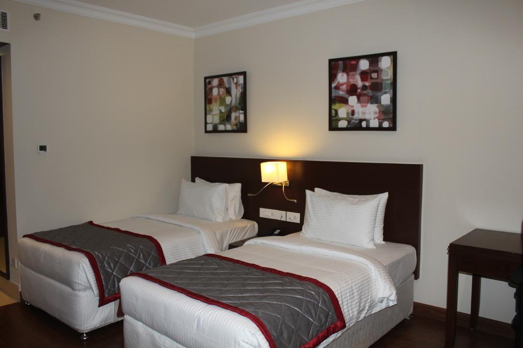 Hotel Siesta Hitech Hyderabad Zimmer foto